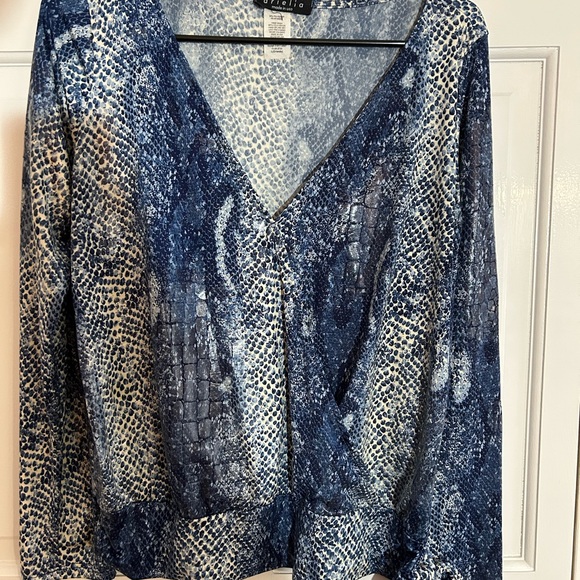 Ariel is brand women’s size large Blue Patterned Women's Top - Picture 1 of 7